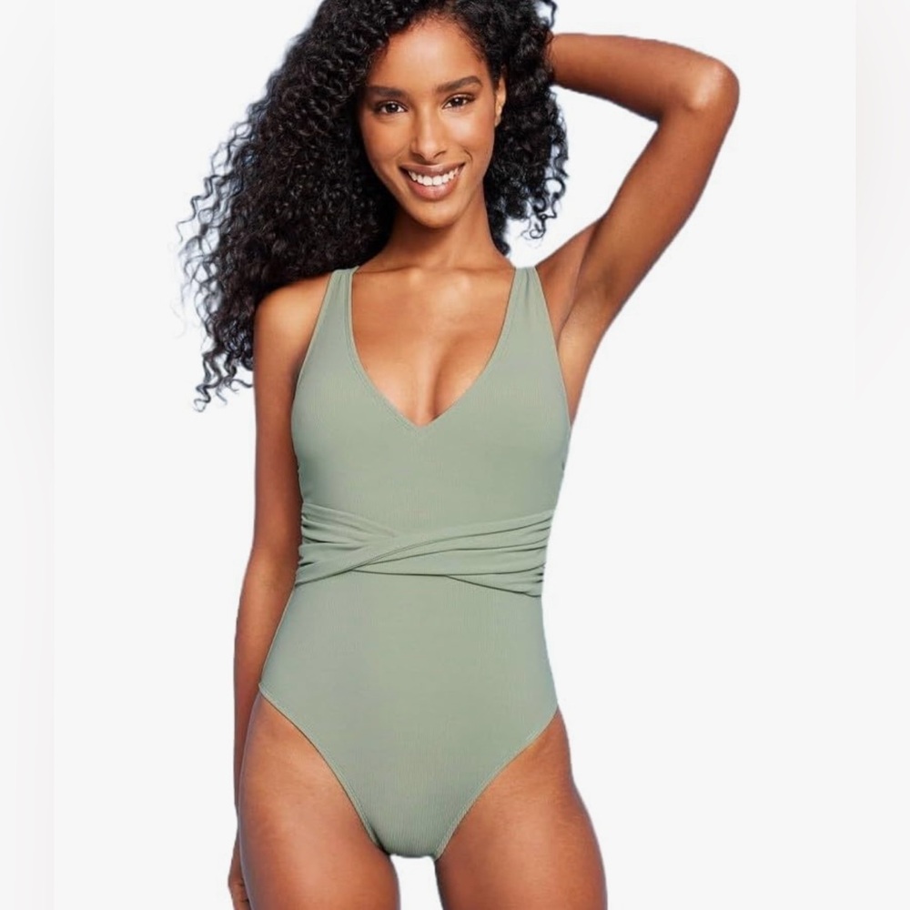 BNWT BLACK - Shade & Shore Deep V Neck Bathing Suit - M